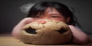 开云体育使用场景：电竞爱好者在电脑前通过开云体育观看LOL世界赛直播，神情专注